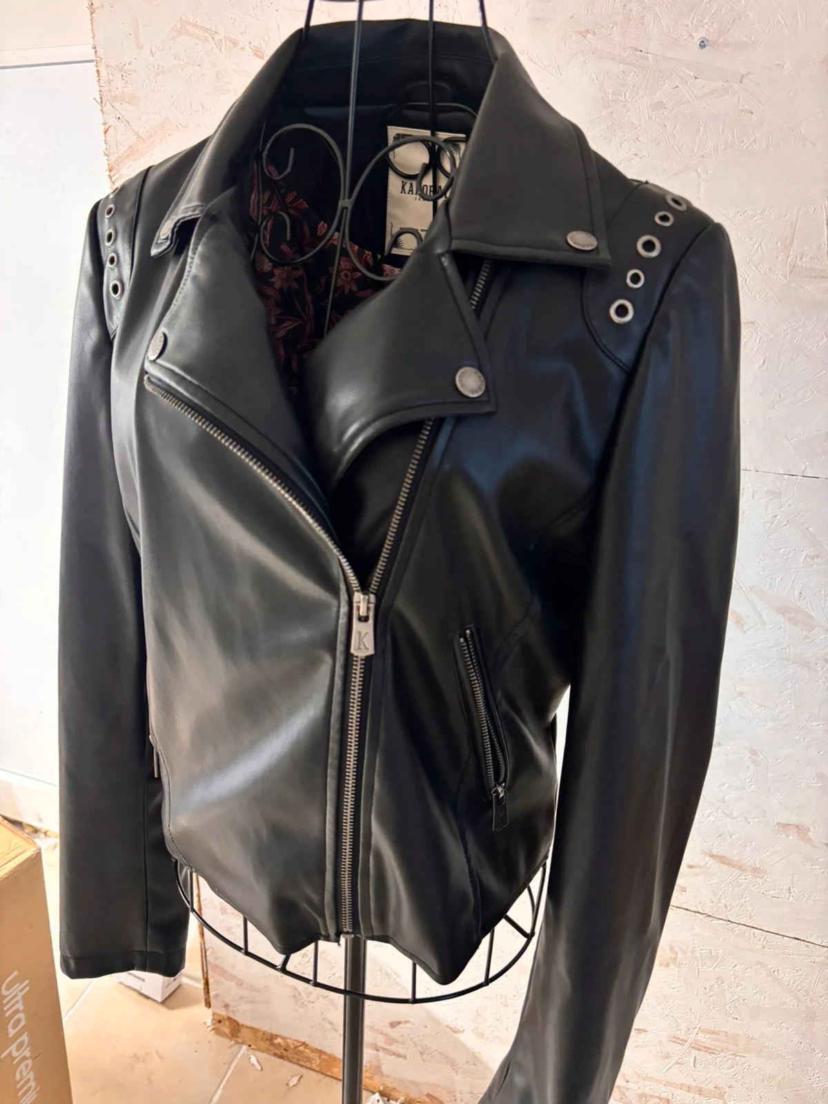Zwarte faux lederen perfecte jas met bloemvoering Kaporal (Model Torid) Maat M (38) – photo 4